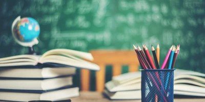 Schreibtisch Bücher Stifte